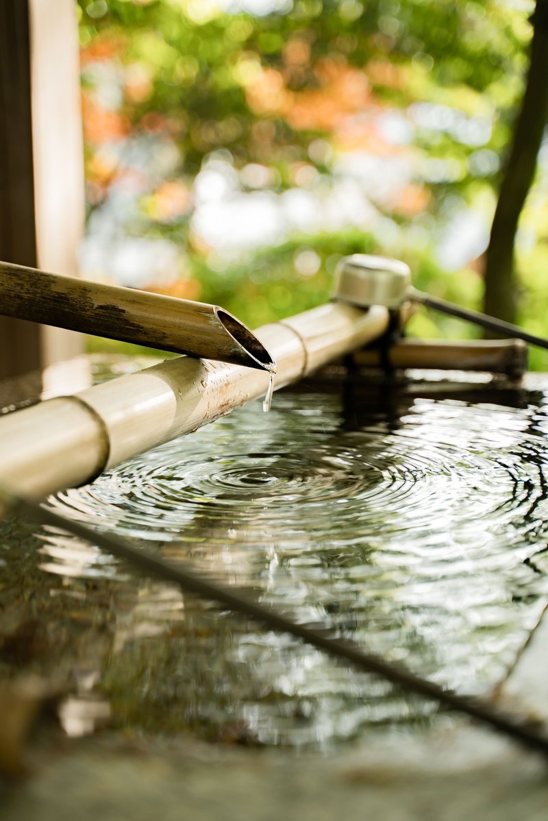 Fuente de bambú en un jardín japonés, símbolo de calma y serenidad